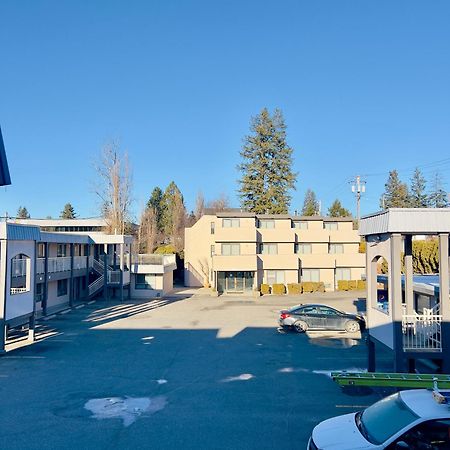 Ramada By Wyndham Hotel Quesnel Kültér fotó