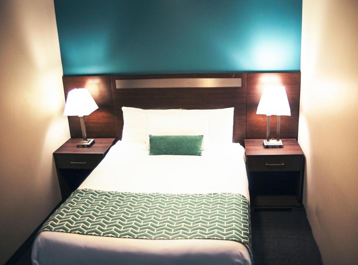 Ramada By Wyndham Hotel Quesnel Kültér fotó