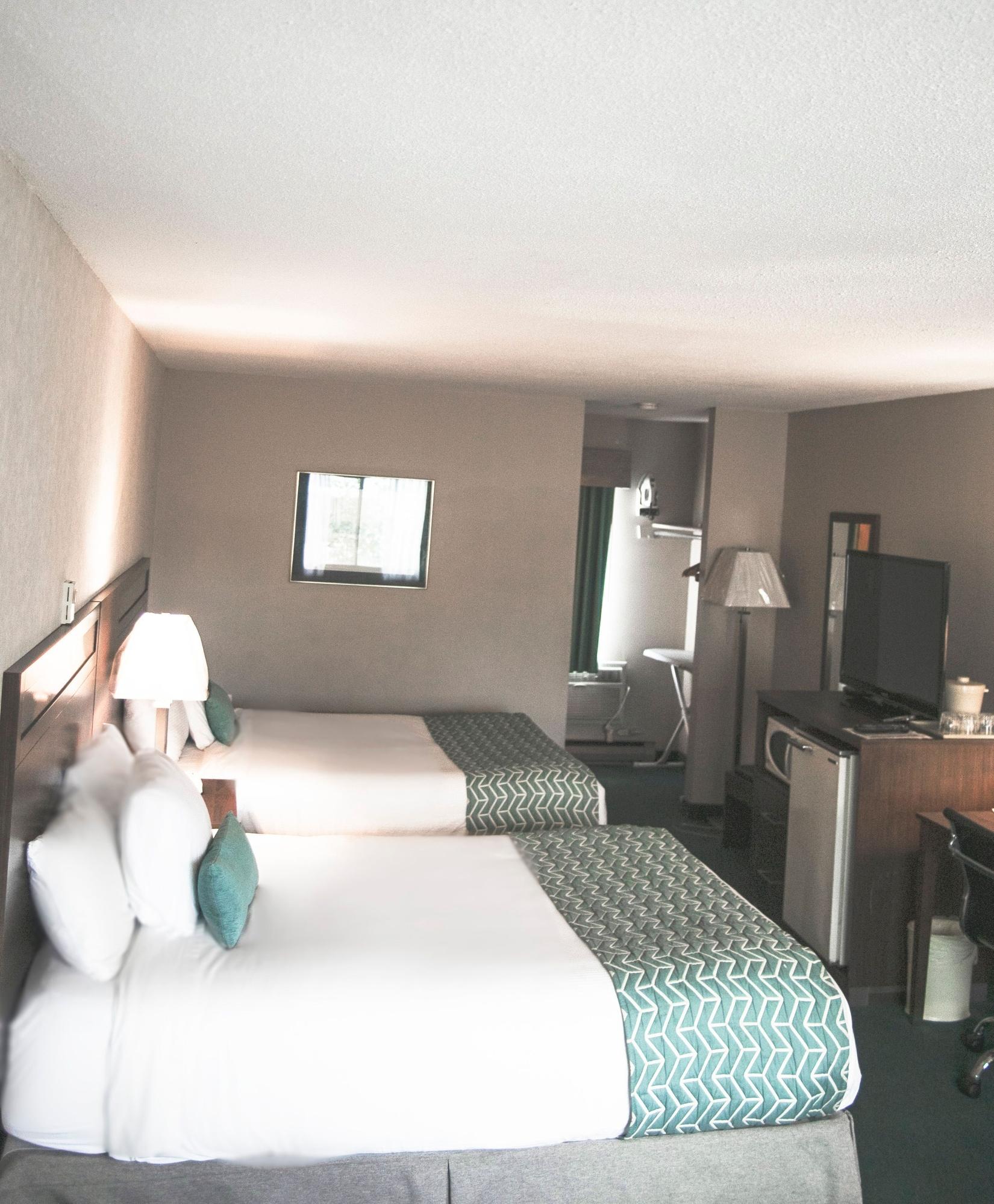 Ramada By Wyndham Hotel Quesnel Kültér fotó
