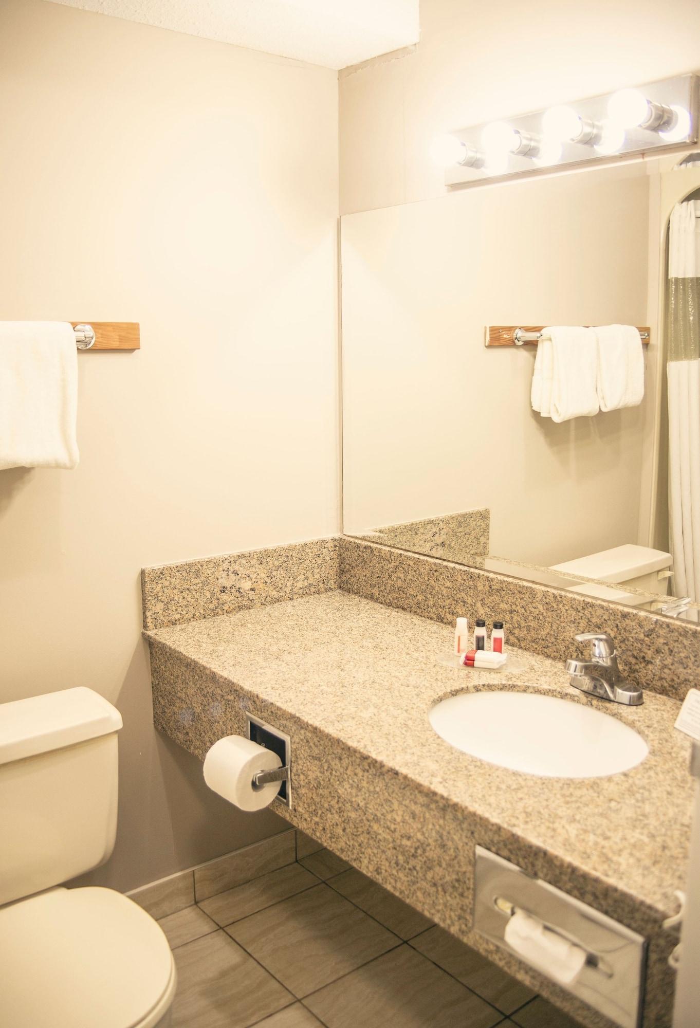 Ramada By Wyndham Hotel Quesnel Kültér fotó