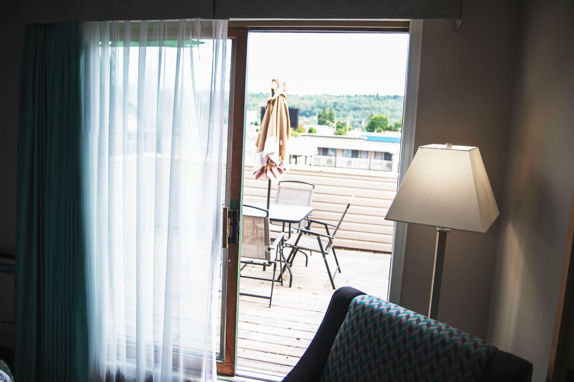 Ramada By Wyndham Hotel Quesnel Kültér fotó