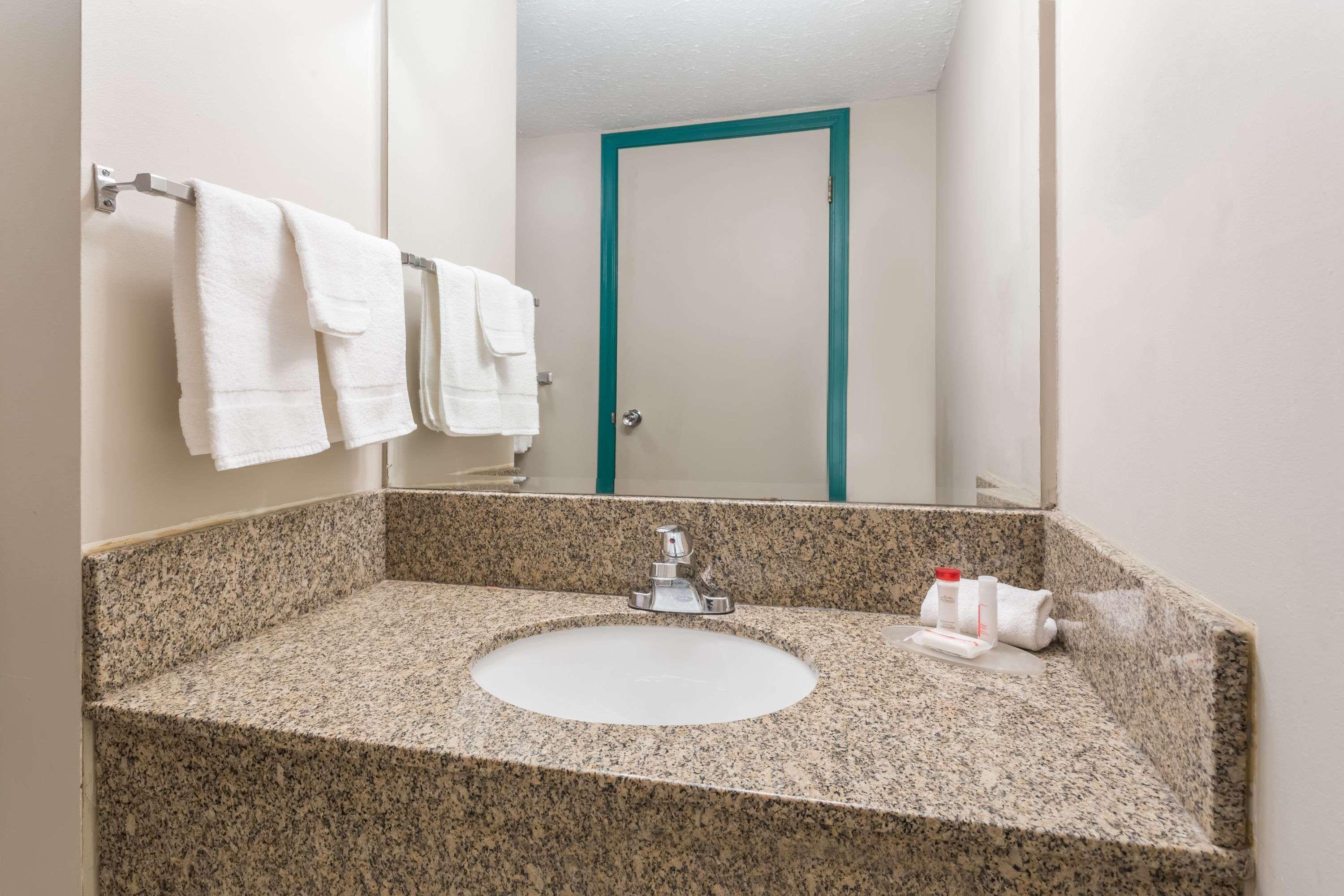 Ramada By Wyndham Hotel Quesnel Kültér fotó