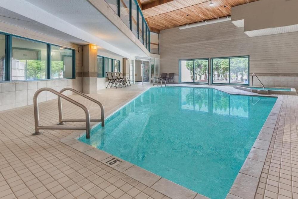 Ramada By Wyndham Hotel Quesnel Kültér fotó
