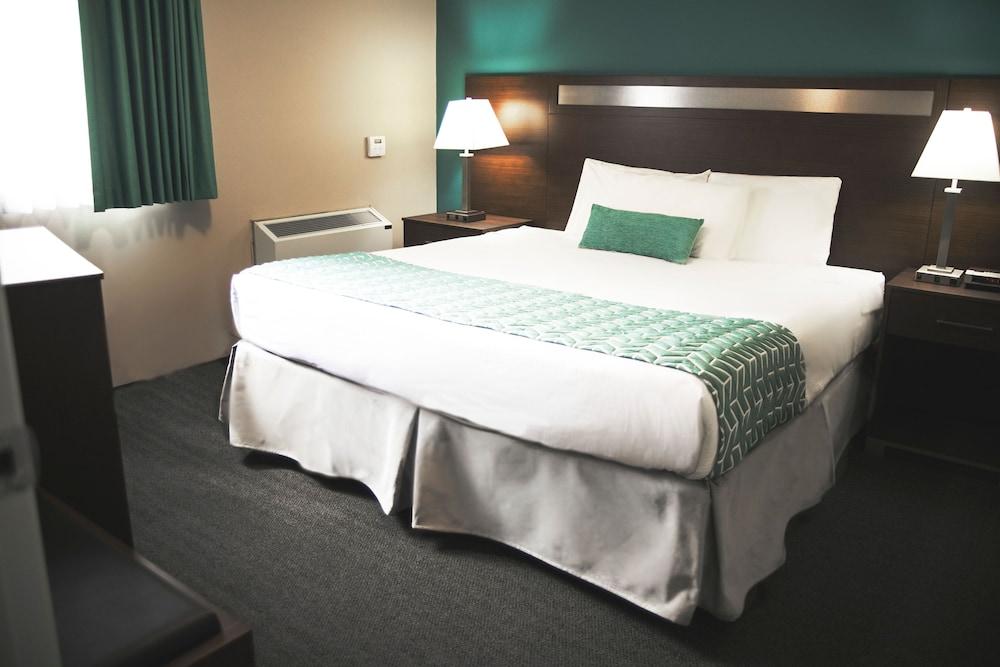 Ramada By Wyndham Hotel Quesnel Kültér fotó