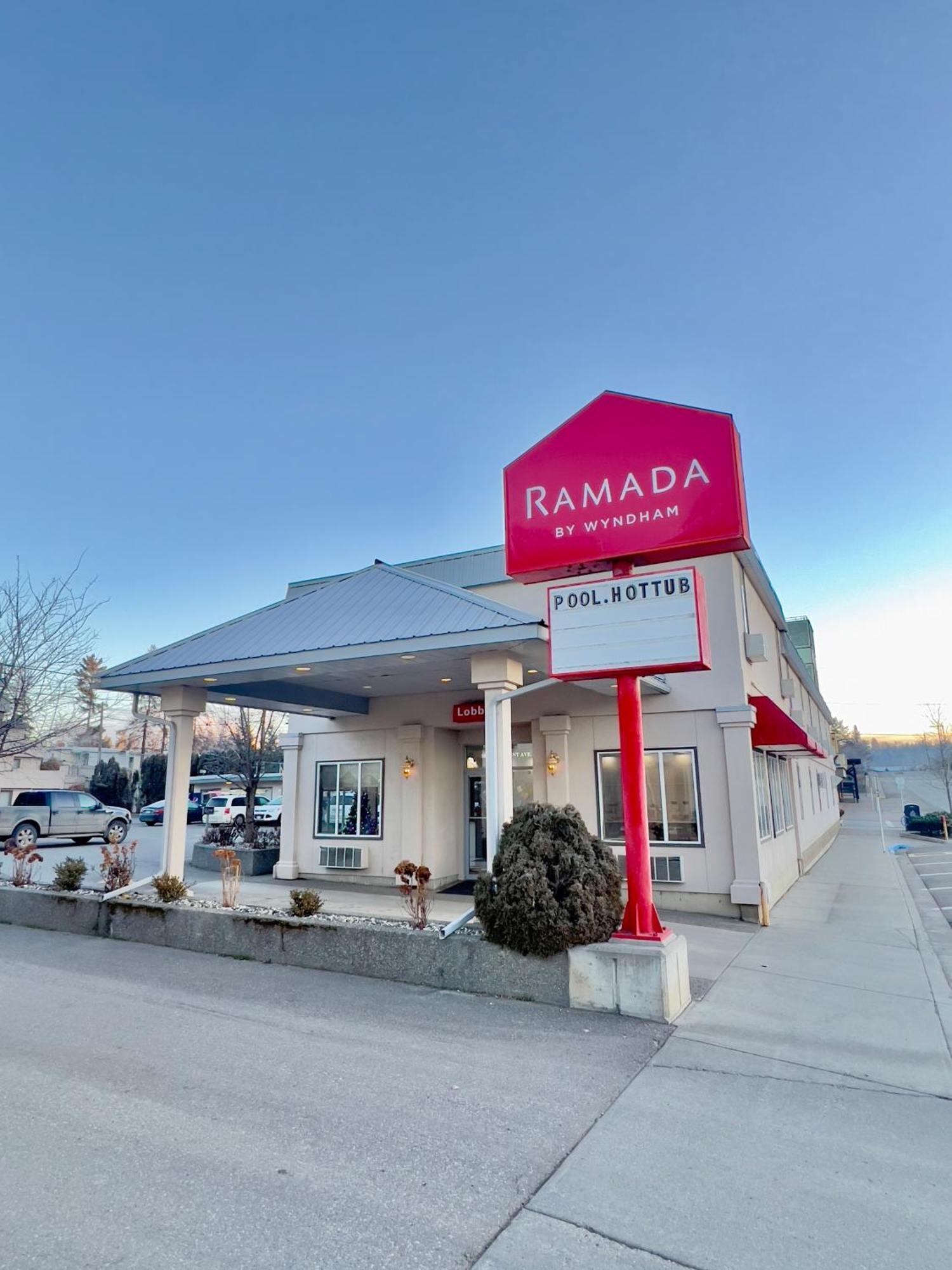 Ramada By Wyndham Hotel Quesnel Kültér fotó