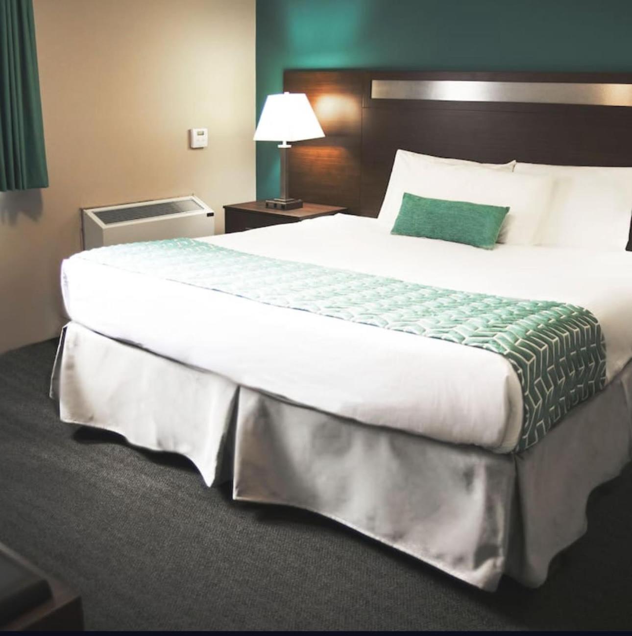 Ramada By Wyndham Hotel Quesnel Kültér fotó