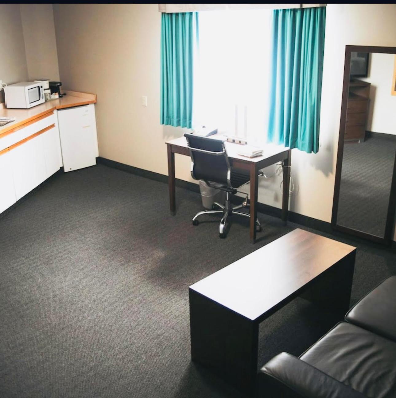 Ramada By Wyndham Hotel Quesnel Kültér fotó